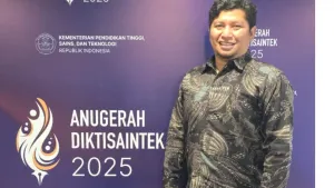 Prof. Firzan Nainu, dosen dan peneliti Universitas Hasanuddin, berpose usai menerima Anugerah Peneliti Muda Indonesia dalam ajang Anugerah Diktisaintek 2025 yang diselenggarakan oleh Kementerian Pendidikan Tinggi, Sains, dan Teknologi Republik Indonesia. Penghargaan ini menjadi pengakuan atas kontribusi dan kiprah Prof. Firzan Nainu dalam pengembangan riset dan inovasi ilmiah di tingkat nasional.